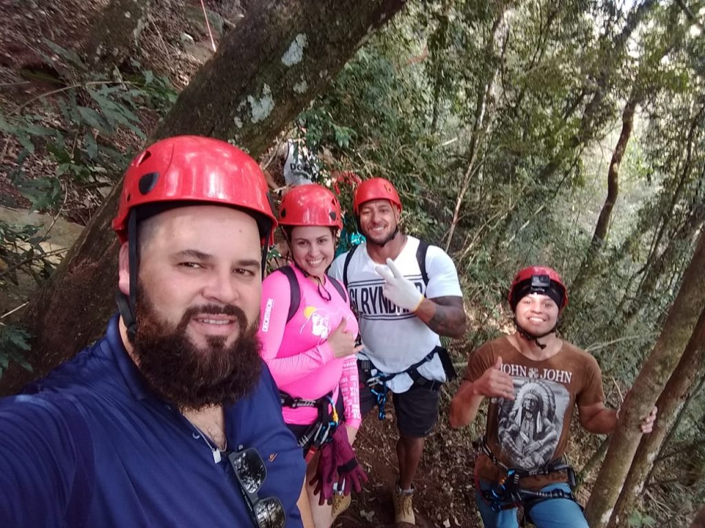 Sapopema é um município brasileiro localizado no norte do estado do Paraná a 300 km de Curitiba. O município se destaca pelas belezas naturais como cachoeiras, montanhas, grutas e cavernas. Por conta disso, atrai visitantes interessados no turismo de aventura, como rapel, trekking, ciclo turismo e muito mais. Os principais pontos turísticos da cidade são o Pico Agudo e o Salto das Orquídeas.Sapopemas - Trilheiros do Paraná